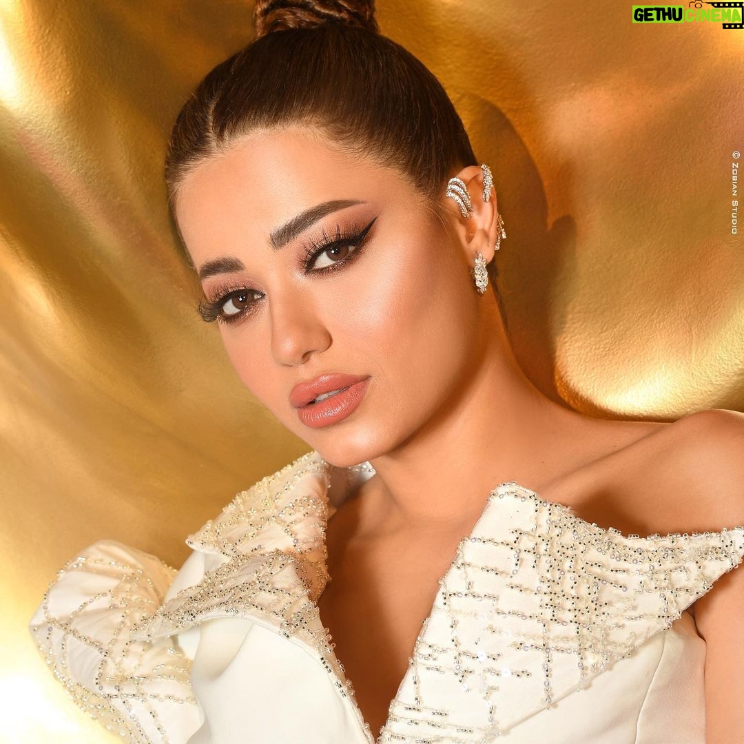 Rahma Riyad Instagram - ' بگد ما راح تتعب بالآخر لازم تحصد نجاح.. ولله الحمد أنا ثمرة نجاحي حصدتها بفضل مثابرتي ومحبتكم ودعمكم.. سعيدة جدأ بهذا التكريم.. شكرًا الموركس دور✨ @murexdor | #Murexdorinternational 2022 شكرًا لكل شخص صوت لأغنيتي #الكوكب 🪐.. أحبكم ❤️ Makeup @patriciariga Hairstyle @salon.andregureghian Outfit by @nemer_saade Jewelry @yeprem Styled by @sara8barakat Photographer @zobiansaadofficiall Thanks🤍! #رحمة_رياض | #RahmaRiad #Murexdor2022 | #Murexdor Atlantis, The Palm