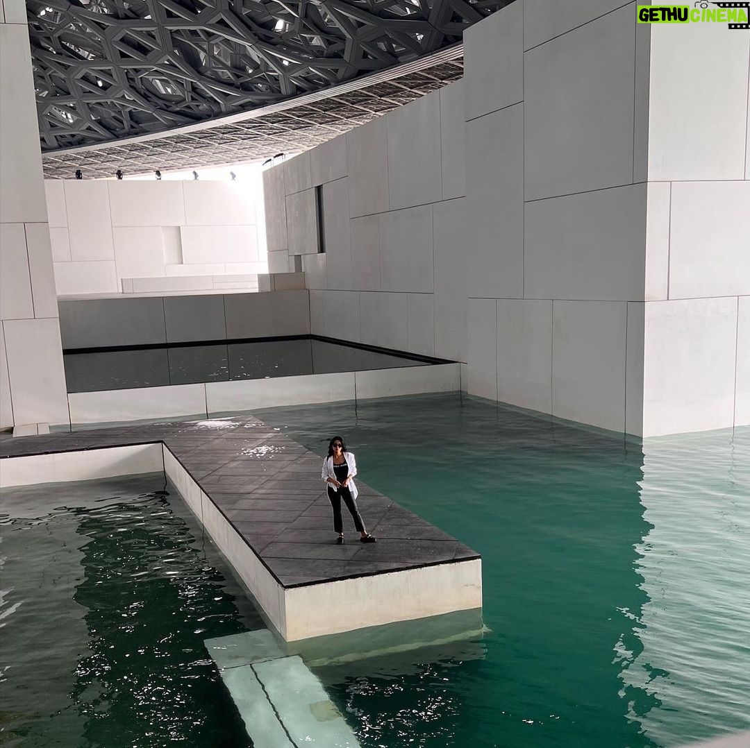 Rahma Riyad Instagram - . متحف @louvreabudhabi من اجمل الاماكن اللي موجوده #في_أبوظبي جمال المكان والقصص الموجوده بي شي خيال كل زاويه تحجي قصه وتاريخ متعه لا تنتهي قضيت 5 ساعات بدون ما احس #FindYourPace #RahmaRiad | #رحمة_رياض Louvre Abu Dhabi