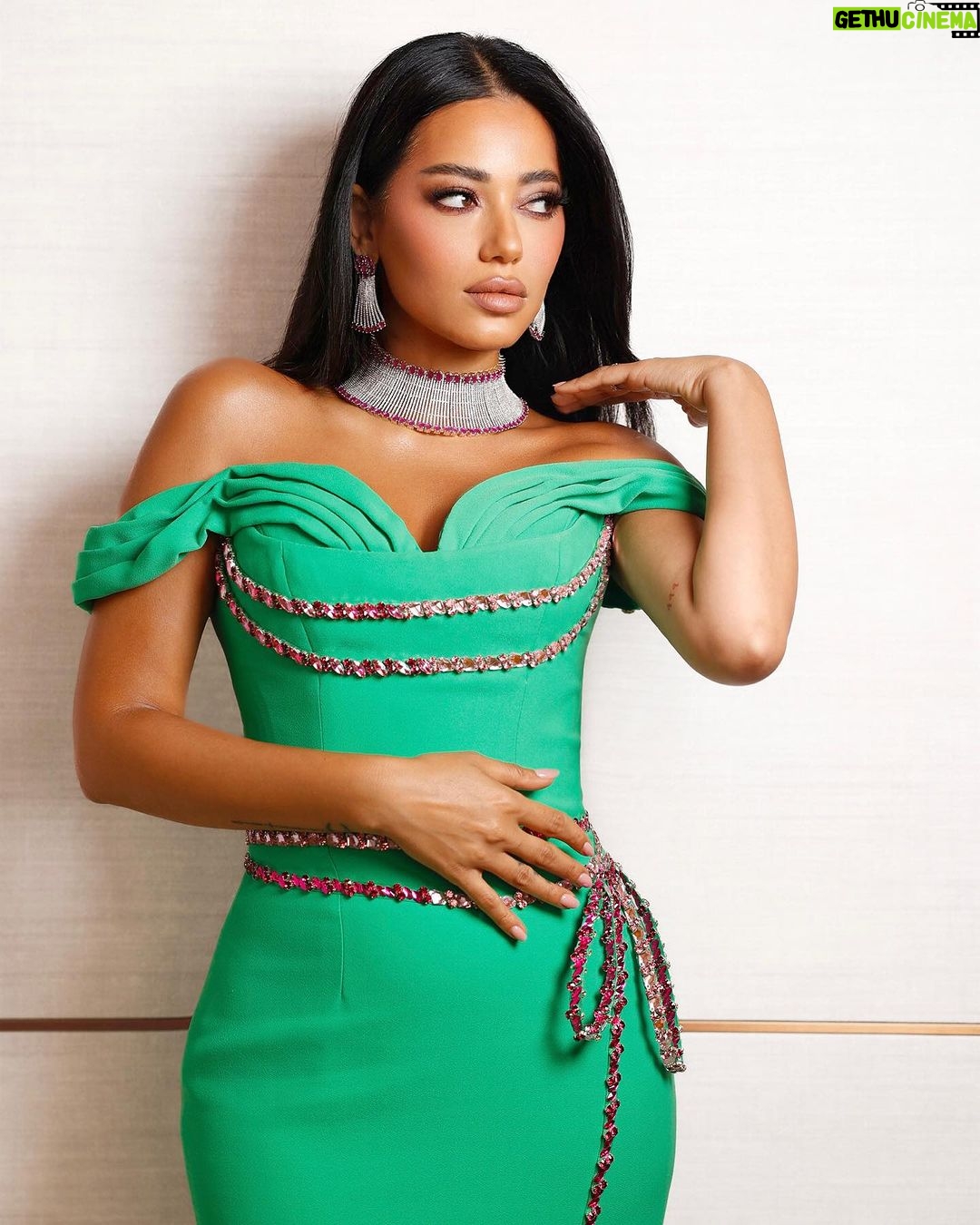 Rahma Riyad Instagram - من أفراح آل بقشان الكرام يا ربّ يديم أفراحكم… تعهد وتنظيم الرائع أخوي راشد السعيد @rashidalsaeed Dress by @adenfashion Makeup by @monaalnoman Hairstyle by @hairstyle_monnahh11 Photo Credits @amani_aldageel #رحمة_رياض | #RahmaRiad Jeddah, Saudi Arabia