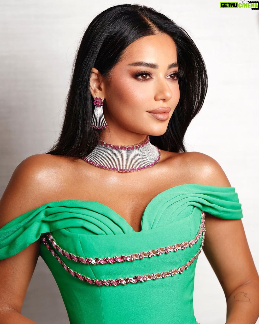 Rahma Riyad Instagram - من أفراح آل بقشان الكرام يا ربّ يديم أفراحكم… تعهد وتنظيم الرائع أخوي راشد السعيد @rashidalsaeed Dress by @adenfashion Makeup by @monaalnoman Hairstyle by @hairstyle_monnahh11 Photo Credits @amani_aldageel #رحمة_رياض | #RahmaRiad Jeddah, Saudi Arabia