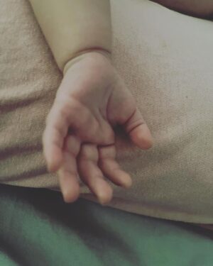 Raige Instagram - Questa foto è la sintesi perfetta di questa estate e di questi primi mesi insieme,  perché se è vero che tu ora dipendi totalmente da noi è altrettanto vero che la nostra vita è già completamente nelle tue mani.

Ci sarebbero solo un altro milione di cose da dire al riguardo, ma dammi il tempo amore mio.

Oggi papà è platino con #RedLight con quel genio di @tedua_wildbandana, ma mi sono accorto di non aver mai postato un paio di awards delle scorse settimane e che, ora, trovate nel carosello.
Sale quindi il bottino singoli certificati nel 2023 e che non è per un cazzo bad.

Grazie a tutti gli artisti, gli autori con i quali ho scritto queste canzoni, i management e chi più ne ha più ne metta.
Grazie a Dio, alla mia famiglia e alla mia squadra, like usual.
@janiranoa @dinvmusic @cvltomusicgroup @mr.lodaloda @rossella_lorello @lodovicopagani @ambra_tod @warnerchappellmusicitaly 

🤜🤛🥂🤝🥳❤️✍️📀💿