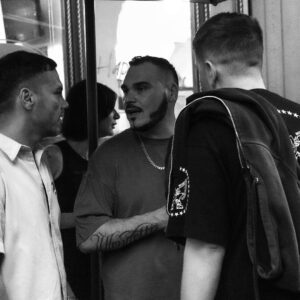 Raige Instagram - Ieri sera a #Milano per la prima del documentario dei @therealonemic X @essemagazine.

È stato davvero emozionante, serate come questa rimangono per sempre e poi ancora per un po’. Alla fine questo grande viaggio della musica mi ha regalato, tra le altre cose, amici, fratelli e compagni di viaggio. 
Vecchi e nuovi, vicini e lontani.

Onemic X Sempre ❤️

Foto del solito, magico @nicola.vallarella