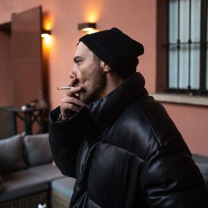 Raige Instagram - Sono in studio a scrivere canzoni e, contestualmente, sto rivalutando l’utilizzo della camicia anche in ambiente più informale.

Ah, nelle scorse settimane un altro singolo si è aggiunto alle certificazioni di quest’anno. Lo metto nel carosello che fa figo e non impegna! 
Non male questo 2022.

Ci si vede quando ci si vede.
📸 di @nicola.vallarella