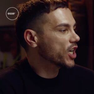 Raige Instagram - I Onemic sono una delle pagine più belle della mia musica, una famiglia prima di un gruppo e un percorso formativo prima di un progetto discografico.

Oggi è uscito il nostro documentario, realizzato da @essemagazine e che trovate sul loro canale YouTube e ai link nelle storie. Pieno di aneddoti e interventi, vi consiglio di non perdervelo.

Ieri invece è uscito lo special pack autografato dei Onemic, per la prima volta in vinile sia il #PromoEp che #SottoLaCintura e sta andando sold out molto velocemente … trovate il link in bio e nelle storie per le ultime copie👆

Dulcis in fundo: da mezzanotte invece sarà finalmente disponibile in tutti gli store digitali tutta la nostra discografia 🔥

Grazie a @raydenartista e @therealensi , grazie a @adamusicitaly e @essemagazine , ma sopratutto grazie a tutti voi.

ONEMIC X SEMPRE