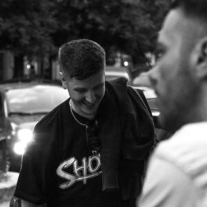 Raige Instagram - Ieri sera a #Milano per la prima del documentario dei @therealonemic X @essemagazine.

È stato davvero emozionante, serate come questa rimangono per sempre e poi ancora per un po’. Alla fine questo grande viaggio della musica mi ha regalato, tra le altre cose, amici, fratelli e compagni di viaggio. 
Vecchi e nuovi, vicini e lontani.

Onemic X Sempre ❤️

Foto del solito, magico @nicola.vallarella