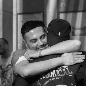 Raige Instagram - Ieri sera a #Milano per la prima del documentario dei @therealonemic X @essemagazine.

È stato davvero emozionante, serate come questa rimangono per sempre e poi ancora per un po’. Alla fine questo grande viaggio della musica mi ha regalato, tra le altre cose, amici, fratelli e compagni di viaggio. 
Vecchi e nuovi, vicini e lontani.

Onemic X Sempre ❤️

Foto del solito, magico @nicola.vallarella