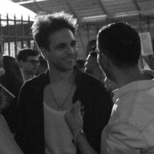 Raige Instagram - Ieri sera a #Milano per la prima del documentario dei @therealonemic X @essemagazine.

È stato davvero emozionante, serate come questa rimangono per sempre e poi ancora per un po’. Alla fine questo grande viaggio della musica mi ha regalato, tra le altre cose, amici, fratelli e compagni di viaggio. 
Vecchi e nuovi, vicini e lontani.

Onemic X Sempre ❤️

Foto del solito, magico @nicola.vallarella