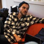 Raige Instagram - Sono in studio a scrivere canzoni e, contestualmente, sto rivalutando l’utilizzo della camicia anche in ambiente più informale. Ah, nelle scorse settimane un altro singolo si è aggiunto alle certificazioni di quest’anno. Lo metto nel carosello che fa figo e non impegna! Non male questo 2022. Ci si vede quando ci si vede. 📸 di @nicola.vallarella Milan, Italy