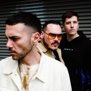 Raige Instagram - I Onemic sono una delle pagine più belle della mia musica, una famiglia prima di un gruppo e un percorso formativo prima di un progetto discografico.

Oggi è uscito il nostro documentario, realizzato da @essemagazine e che trovate sul loro canale YouTube e ai link nelle storie. Pieno di aneddoti e interventi, vi consiglio di non perdervelo.

Ieri invece è uscito lo special pack autografato dei Onemic, per la prima volta in vinile sia il #PromoEp che #SottoLaCintura e sta andando sold out molto velocemente … trovate il link in bio e nelle storie per le ultime copie👆

Dulcis in fundo: da mezzanotte invece sarà finalmente disponibile in tutti gli store digitali tutta la nostra discografia 🔥

Grazie a @raydenartista e @therealensi , grazie a @adamusicitaly e @essemagazine , ma sopratutto grazie a tutti voi.

ONEMIC X SEMPRE