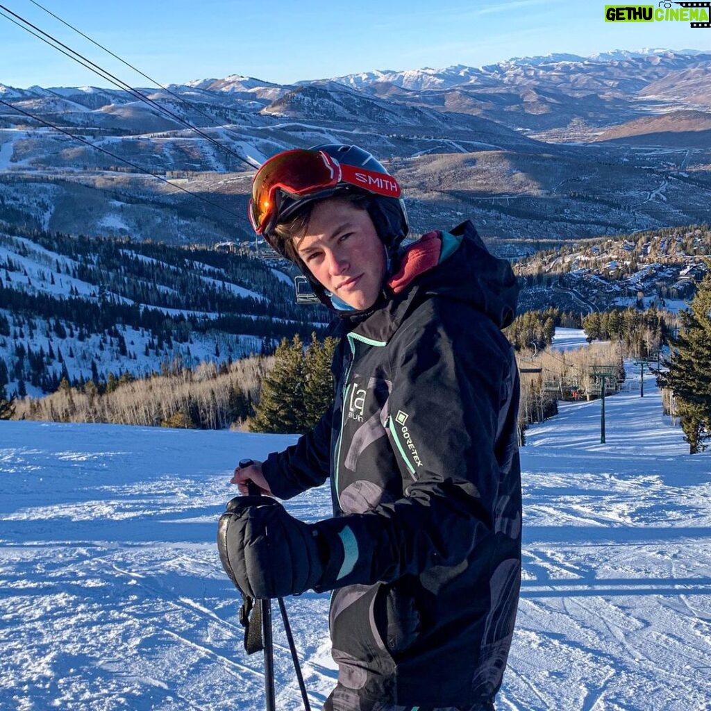 Rainer Dawn Instagram - Wishing you all a 2021 with more ski trips and less midterms🧡 Deer Valley, Utah