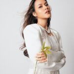 Raisa Andriana Instagram - Bonjour Madame #STARRING @raisa6690 Photographer @winstongomez #winstongomez Mua @bubahalfian Stylist @elcofrebliaman Hair @ibaayy___ Studio @11.11studiojakarta Nails @linneabeautybar_id Florist @talula.florist Outfit @faradilathelabel #Raisa 11.11 Studio Jakarta