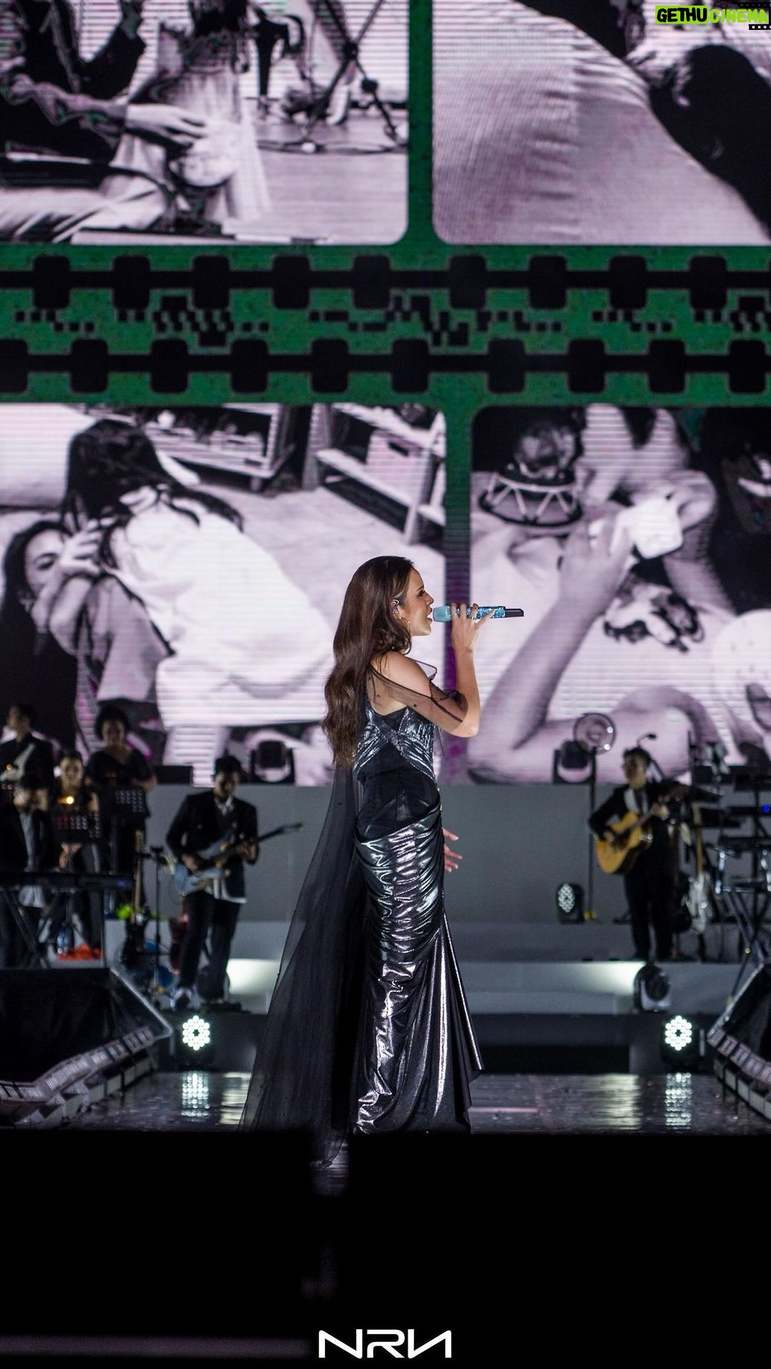 Raisa Andriana Instagram - That moment when my bestie didn’t make it to my performance. When I heard her voice, the warmth spread through my body like nothing else.. Sampai sekarang, ini masih kejutan ter indah dari tim #RaisaGBK2023 ❤️ Can’t believe it’s almost been a year since the day that the term “Sayang kamu sekulkas” was born! #1TahunRaisaGBK2023