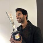 Rajkummar Rao Instagram – Got The Most Versatile Talent of the Year Award at the #HelloHallOfFame Awards last night for #BadhaaiDo #HIT and #MonicaOMyDarling. Thank you team @hellomagindia and @ruchikamehta05 for this and thank you to you guys out there. Gratitude ❤️
