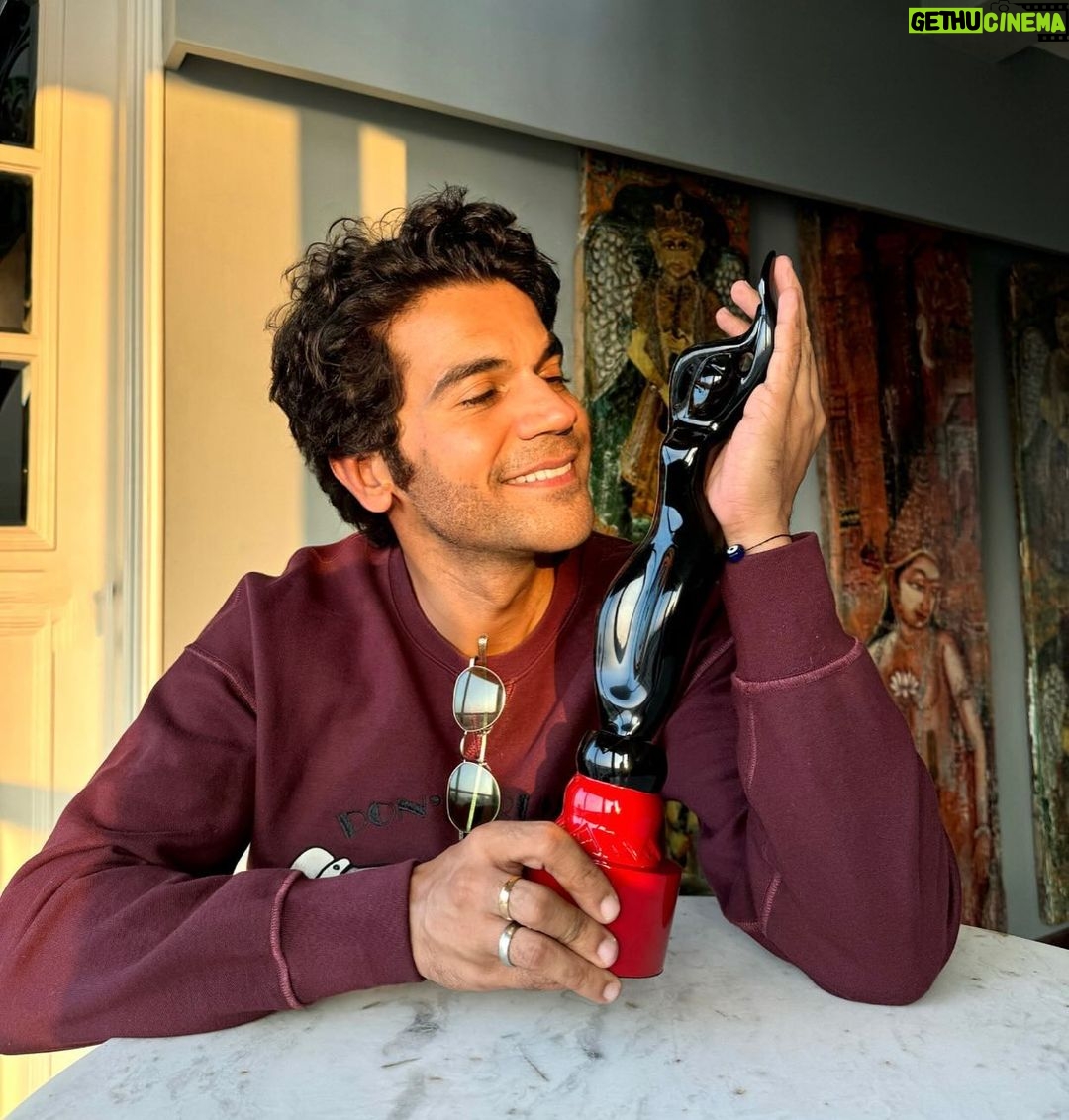 Rajkummar Rao Instagram - Sunshine Day ☀️ Won the Best Actor Award at #FilmfareOTT Awards last night for #MonicaOMyDarling. Gratitude ❤️❤️❤️❤️ Grateful for all your love and support 🙏🤗
