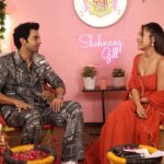 Rajkummar Rao Instagram - This one is going to be extra special & emotional. Shot with one of the finest actors of this country once again. I’m forever indebted and grateful that you agreed to come on my show and with that I begun this beautiful journey of #DVWSG There’s always so much to learn from you dearest @rajkummar_rao Suno saaro, one of the finest series Guns & Gulaabs with the most talented actor is about to release on 18th Aug on @netflix_in Don’t miss this Outfit: @ease_kv @viralmantra Earrings: ⁩ @ishhaara @ascend.rohank