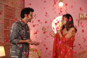 Rajkummar Rao Instagram - This one is going to be extra special & emotional. Shot with one of the finest actors of this country once again. I’m forever indebted and grateful that you agreed to come on my show and with that I begun this beautiful journey of #DVWSG
There’s always so much to learn from you dearest @rajkummar_rao
Suno saaro, one of the finest series Guns & Gulaabs with the most talented actor is about to release on 18th Aug on @netflix_in 
Don’t miss this

Outfit: @ease_kv
@viralmantra
Earrings: ⁩ @ishhaara @ascend.rohank