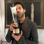 Rajkummar Rao Instagram – Got The Most Versatile Talent of the Year Award at the #HelloHallOfFame Awards last night for #BadhaaiDo #HIT and #MonicaOMyDarling. Thank you team @hellomagindia and @ruchikamehta05 for this and thank you to you guys out there. Gratitude ❤️