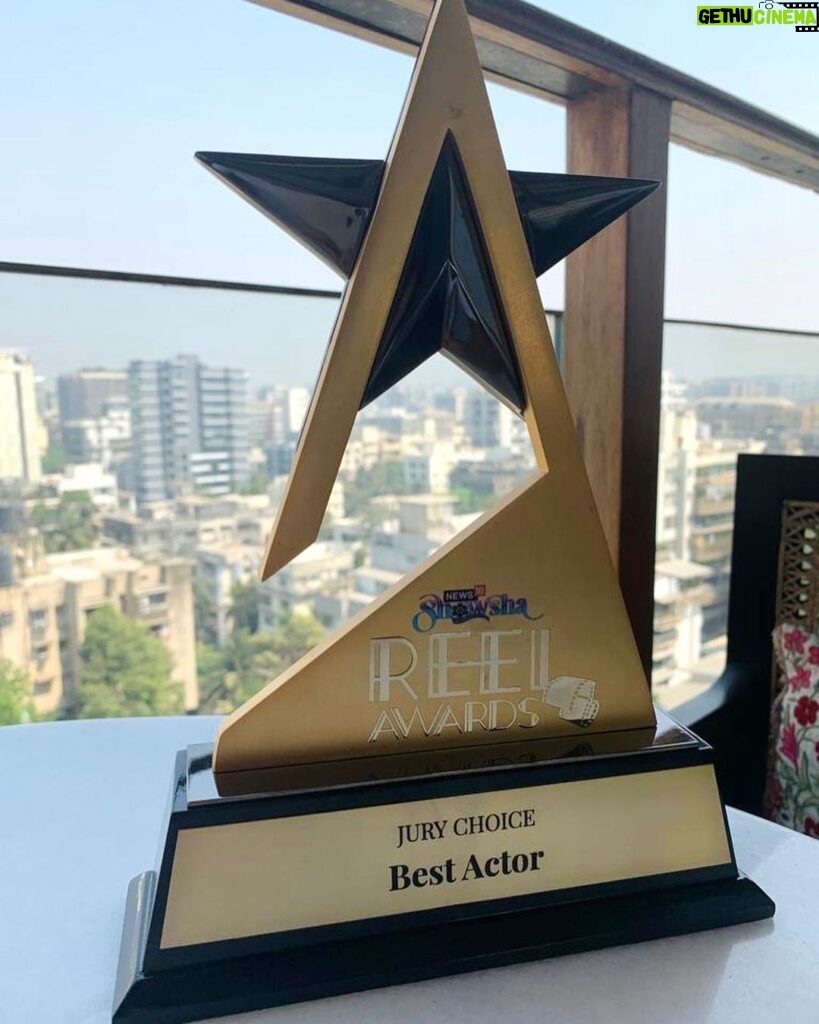 Rajkummar Rao Instagram - Won the Best Actor award at #News18ReelAwards for #MonicaOMyDarling. Thank you Jury, @cnnnews18. Thank you team #Monica @vasanbala @swapsagram @netflix_in @matchboxshots @iamhumaq @radhikaofficial @sikandarkher @akansharanjankapoor @zaynmarie @sukantgoel @atanumukherjee #KunalSharma @eshtylist #Manasi #Pradip #achintthakkar @showsha_