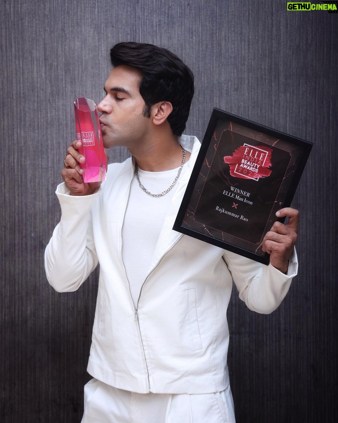 Rajkummar Rao Instagram - Grateful to be felicitated with the ‘ELLE Man Icon Award’ ✨ Thank you for all the love and support over these years! ❤️ @elleindia Designer @rajeshpratapsinghworks Stylist @rahulvijay1988 Hair @vijay.p.raskar Make up @nitin.ntd PR: @media.raindrop