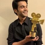 Rajkummar Rao Instagram - Won the Best Actor (Popular) for #Guns&Gulaabs at #BollywoodHungamaOTTIndiaFest2023. Thank you @rajanddk and @netflix_in and team #Guns&Gulaabs. Thank you @realbollywoodhungama