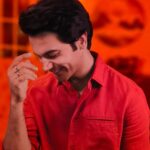 Rajkummar Rao Instagram - Challenge accept kiya, aur successful bhi hua! I undertook @vivo_india’s #MasterTheLight challenge with the vivo V29 series, and the results speak for themselves. The Night portrait with Smart Aura Light makes a huge difference in any kind of low light conditions. Want to know how this works? Wait for the BTS coming soon! #vivoV29Series #DelightEveryMoment #ThePortraitMasterpiece #MasterTheLight @vivo_india