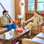 Rajkummar Rao Instagram - ’Trapped’ in an insightful conversation !! Quite an interaction yesterday with the dashing @rajkummar_rao His awareness and concern about several civic issues that require citizen-push, is extremely heartening! Excited to stay connected with fellow Mumbaikars and continue working towards a better and more resilient city, together. #MumbaiFirst