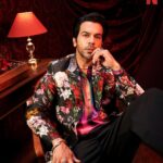 Rajkummar Rao Instagram - Tip-u of the day: If you can’t buy her flowers, dress like one 🌹 For more Tipus and tricks, catch #GunsAndGulaabs, now streaming only on Netflix! #GunsAndGulaabsOnNetflix @rajanddk @rajkummar_rao @dqsalmaan @gouravadarsh @tjbhanu @gulshandevaiah78 @iamsumankumar @sumitaroraa @shreyadhan13 @poojagor @vipin.sta @thisisnileshdivekar @iammanujsharma @goutamsharmaa191 @gouravsharmaa191 @tanishqchaudhary_ @krishrao_official @suhanisethi_ @araham.sawant @d2r_films @Amanpant02 #SatishKaushik