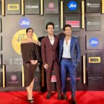 Rajkummar Rao Instagram - All the best mere bhai Vinod Rawat @vinraw for #Pushtaini. Through sheer hard work and resilience you have made this film and created everything from the scratch without any support. It’s a beautiful film and I am very proud to be a small part of it. You’re an inspiration to so many people. May the film get all the love it deserves at #MAMI and otherwise. @pushtainifilm @ritaheer