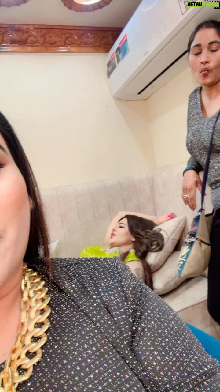 Rakhi Sawant Instagram - Shoot Masti @rakhisawant2511 sis full Enjoy ❤️😜 Subscribe @afsanakhanmusic @itsafsanakhan @saajzofficial @gurpreetbaidwan01