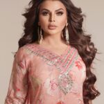 Rakhi Sawant Instagram - Some stills form our recent photo session! What a blast! Big thanks to our awesome team: Photography by- @deepikasdeepclicks Makeup by- @shiwanidawar_artistry Hair by- @hairfyvivek Jewellery by- @manimuktaajewels Location- @oatmilksocial @karinabedi_ @rakhisawant2511 @itsafsanakhan Subscribe @afsanakhanmusic Chandigarh, India