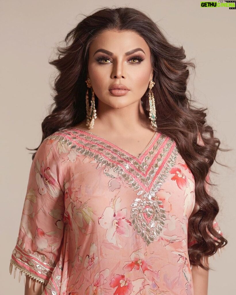 Rakhi Sawant Instagram - Some stills form our recent photo session! What a blast! Big thanks to our awesome team: Photography by- @deepikasdeepclicks Makeup by- @shiwanidawar_artistry Hair by- @hairfyvivek Jewellery by- @manimuktaajewels Location- @oatmilksocial @karinabedi_ @rakhisawant2511 @itsafsanakhan Subscribe @afsanakhanmusic Chandigarh, India