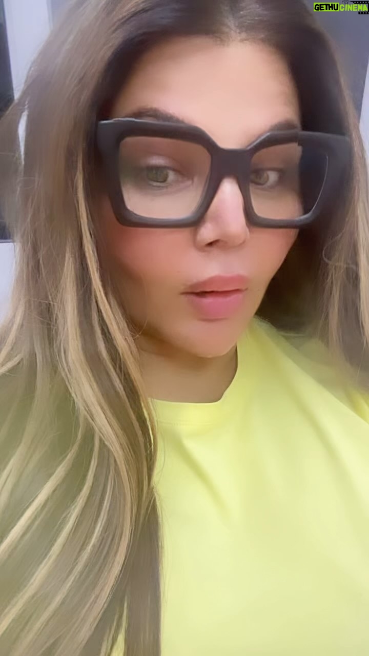 Rakhi Sawant Instagram - Time paas nahi sudregi Rakhi πππππππππΊπΊπΊπΊπΈπΈπΈ dedicate to all my fans this song