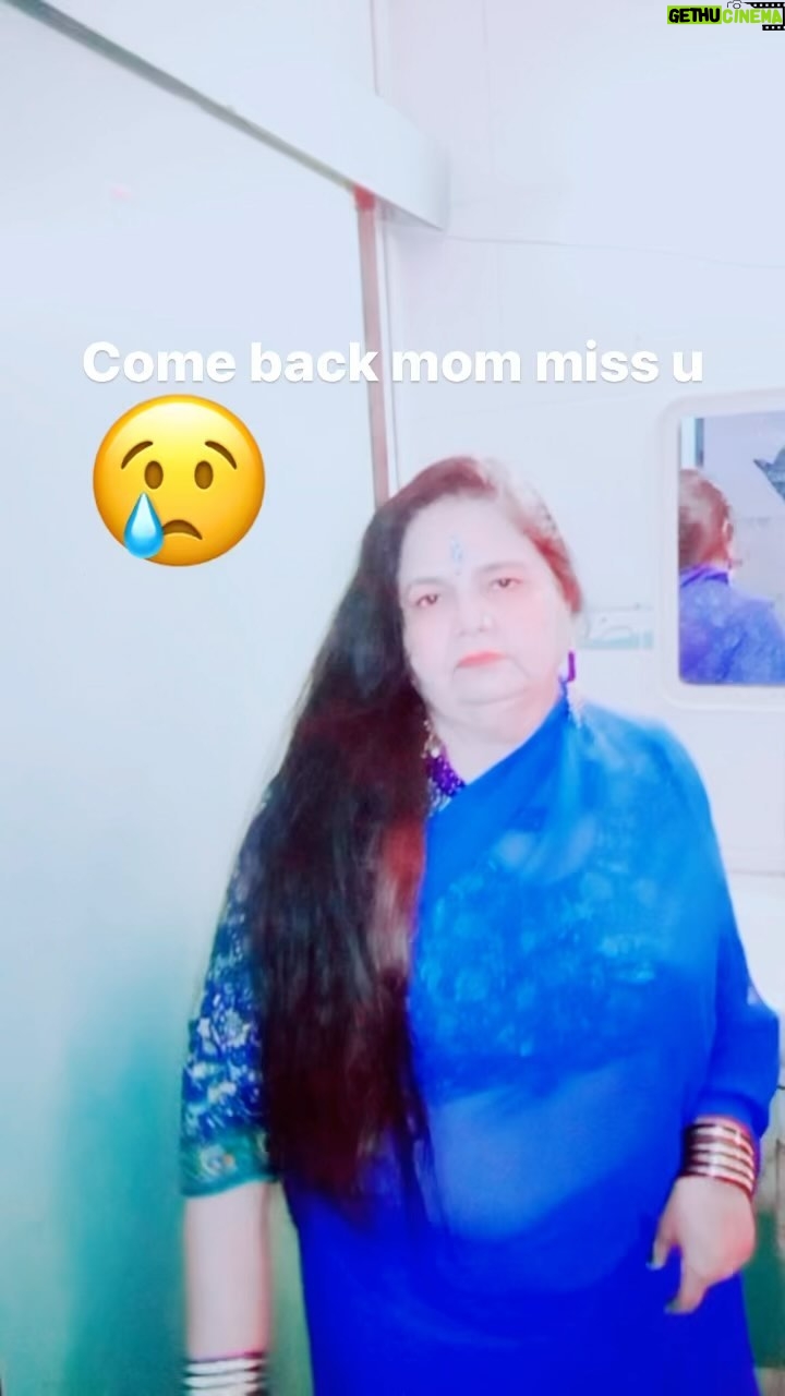 Rakhi Sawant Instagram - Canβt believe itβs been a one year today is the date canβt live without your mom. Miss you.ππππππππππππππΊπΊπΊπΈπΈππ