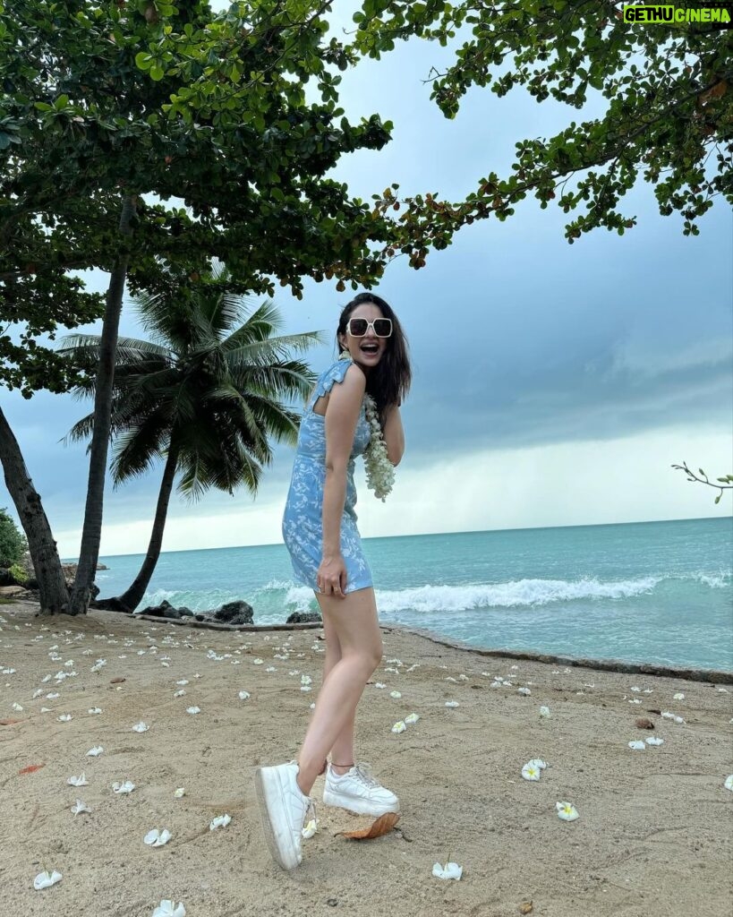 Rakul Preet Singh Instagram - Couldn’t have asked for a better start to the new year amidst the blue waters and beautiful skies with my most fav people 💙 #blessed Wishing you all the most beautiful year ❤ #happy new year 😁