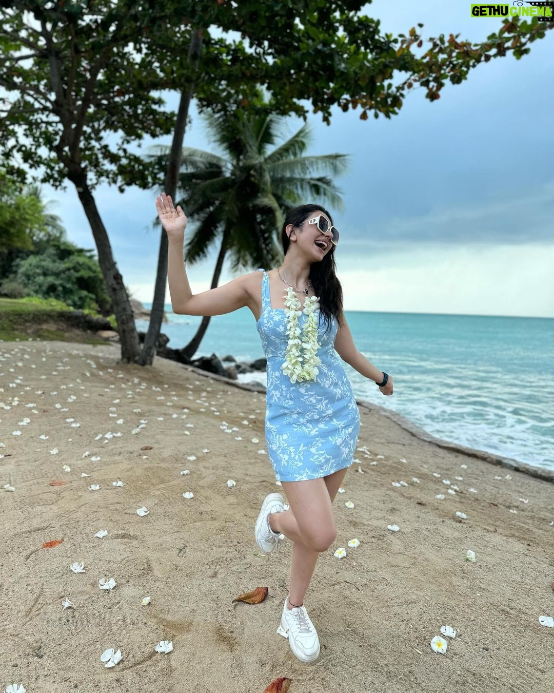 Rakul Preet Singh Instagram - Couldn’t have asked for a better start to the new year amidst the blue waters and beautiful skies with my most fav people 💙 #blessed Wishing you all the most beautiful year ❤️ #happy new year 😁
