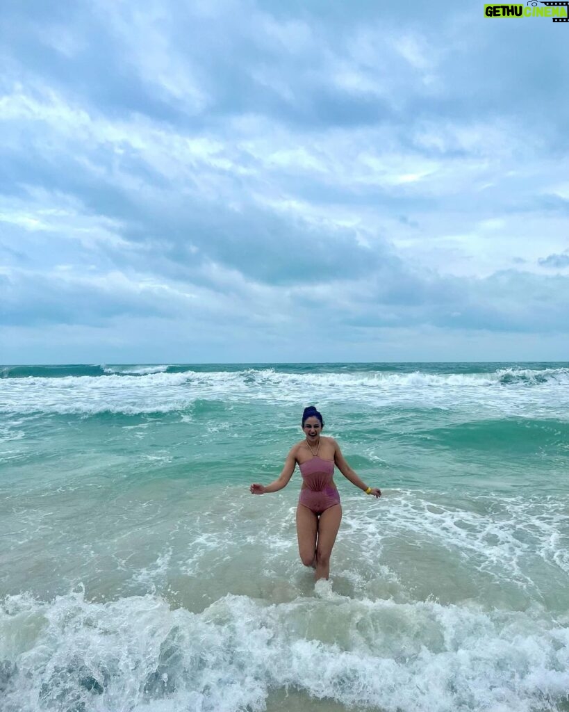 Rakul Preet Singh Instagram - No points for guessing my fav place 💙 #beachbum #waterbaby