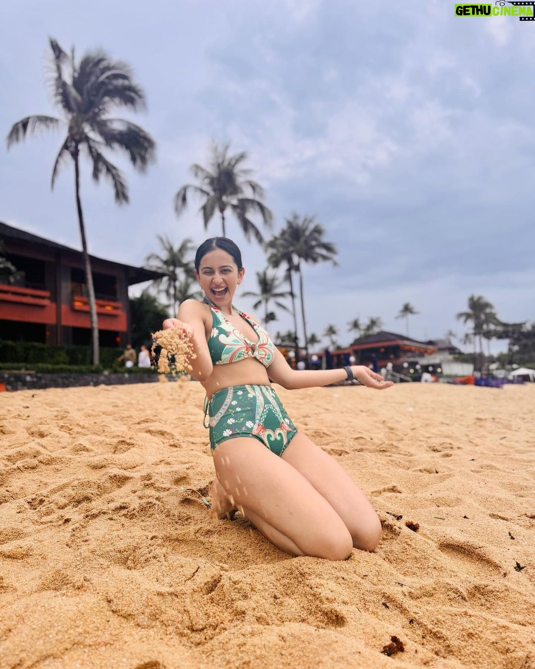 Rakul Preet Singh Instagram - Isse kehte hain candid posing 💙