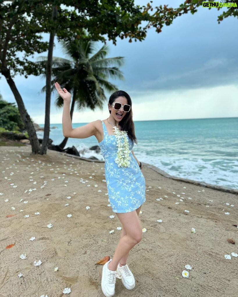 Rakul Preet Singh Instagram - Couldn’t have asked for a better start to the new year amidst the blue waters and beautiful skies with my most fav people 💙 #blessed Wishing you all the most beautiful year ❤️ #happy new year 😁