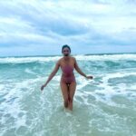Rakul Preet Singh Instagram - No points for guessing my fav place 💙 #beachbum #waterbaby