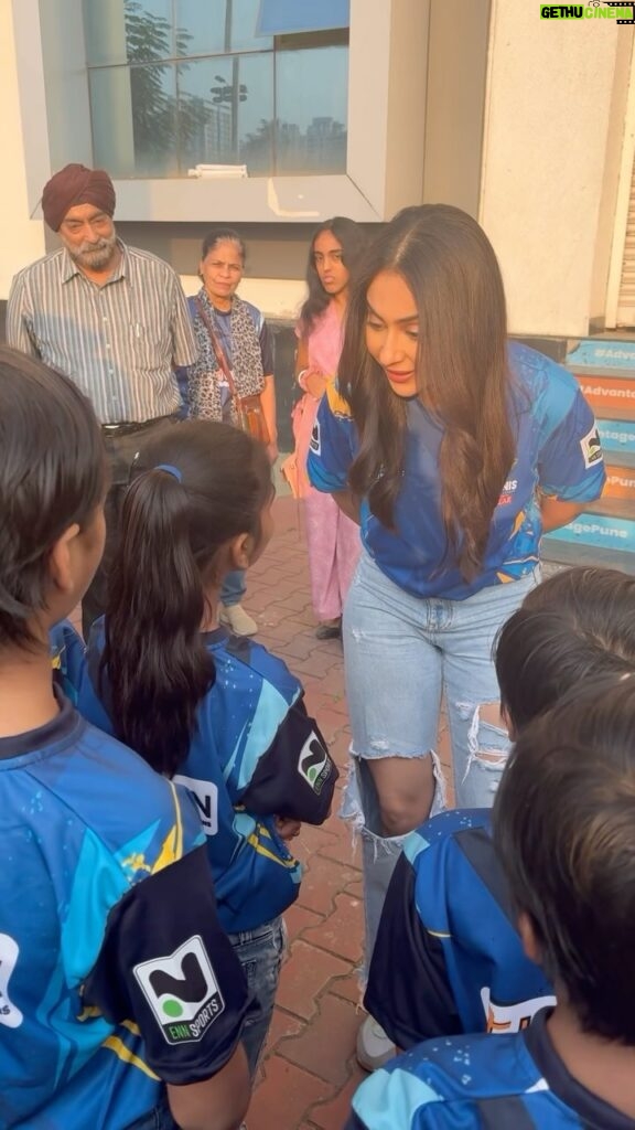 Rakul Preet Singh Instagram - Had the most beautiful meeting with these wonderful kids from GHAR Pune @sant_ishwar_foundation .. organized for them to watch the @hyderabadstrikers match and they cheered the loudest !! Their smiles made my day ❤