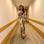 Rakul Preet Singh Instagram – When you don’t know how to click pics in a corridor 😜 

Outfit @mahimamahajanofficial
Jewellery @anaash.in

Styled by @anshikaav
Assisted by @bhatia_tanisha
Make up @im__sal
Hair @aliyashaik28