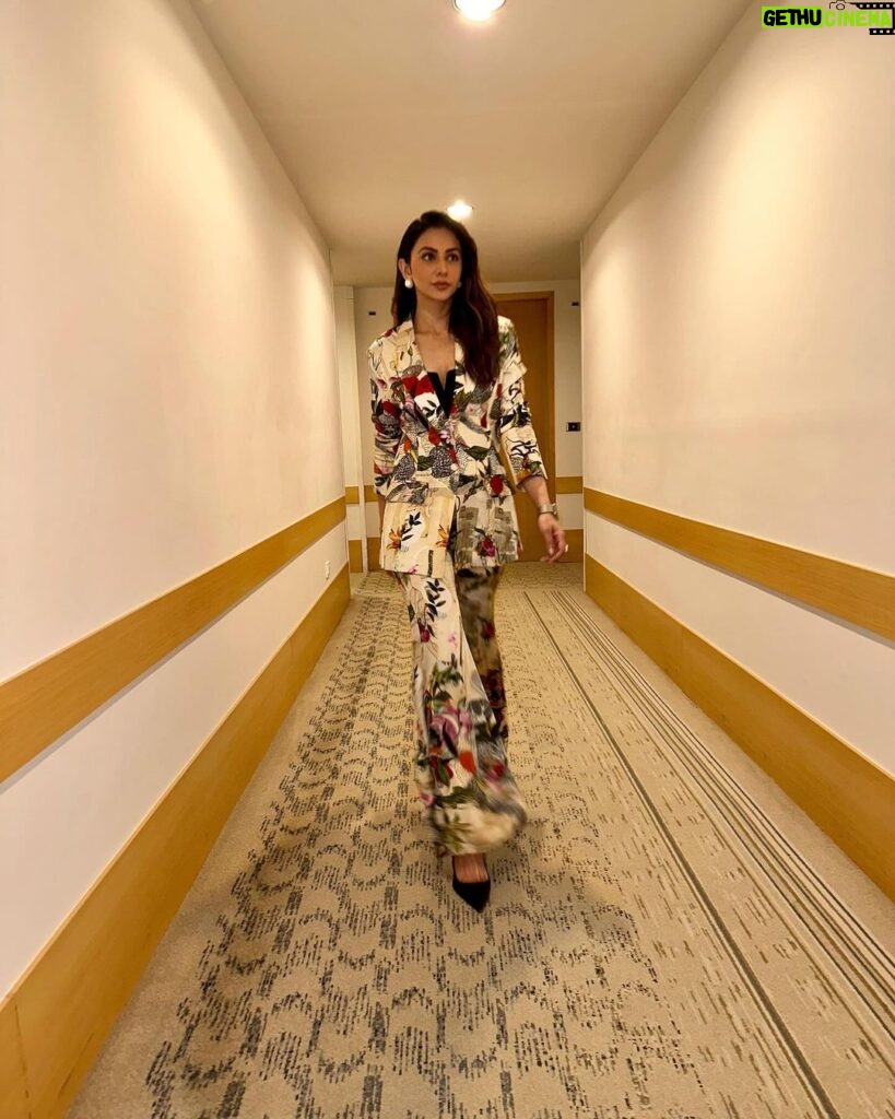 Rakul Preet Singh Instagram - When you don’t know how to click pics in a corridor 😜 Outfit @mahimamahajanofficial Jewellery @anaash.in Styled by @anshikaav Assisted by @bhatia_tanisha Make up @im__sal Hair @aliyashaik28