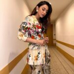 Rakul Preet Singh Instagram – When you don’t know how to click pics in a corridor 😜 

Outfit @mahimamahajanofficial
Jewellery @anaash.in

Styled by @anshikaav
Assisted by @bhatia_tanisha
Make up @im__sal
Hair @aliyashaik28