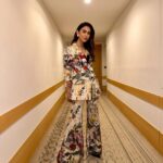 Rakul Preet Singh Instagram – When you don’t know how to click pics in a corridor 😜 

Outfit @mahimamahajanofficial
Jewellery @anaash.in

Styled by @anshikaav
Assisted by @bhatia_tanisha
Make up @im__sal
Hair @aliyashaik28