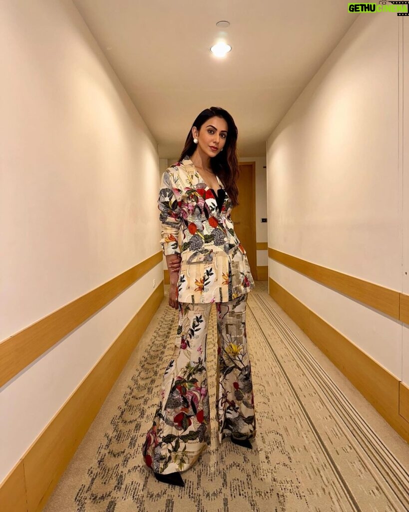 Rakul Preet Singh Instagram - When you don’t know how to click pics in a corridor 😜 Outfit @mahimamahajanofficial Jewellery @anaash.in Styled by @anshikaav Assisted by @bhatia_tanisha Make up @im__sal Hair @aliyashaik28