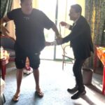 Ramez Galal Instagram - حمو بيكا المطرب الانتيكه 😄😄 من كواليس فيلم اخي فوق الشجره