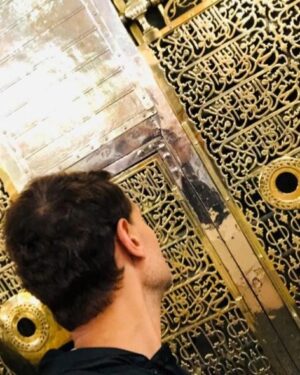 Ramez Galal Instagram - إِنَّ اللَّهَ وَمَلَائِكَتَهُ يُصَلُّونَ عَلَى النَّبِيِّ ۚ يَا أَيُّهَا الَّذِينَ آمَنُوا صَلُّوا عَلَيْهِ وَسَلِّمُوا تَسْلِيمًا.
كل سنة وانتوا طيبين بمناسبة مولد خير الأنام سيد الخلق أجمعين الحبيب سيدنا محمد صلى الله عليه وسلم ❤