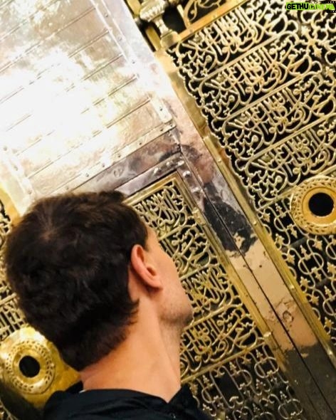 Ramez Galal - 77.4K Likes - إِنَّ اللَّهَ وَمَلَائِكَتَهُ يُصَلُّونَ عَلَى النَّبِيِّ ۚ يَا أَيُّهَا الَّذِينَ آمَنُوا صَلُّوا عَلَيْهِ وَسَلِّمُوا تَسْلِيمًا.
كل سنة وانتوا طيبين بمناسبة مولد خير الأنام سيد الخلق أجمعين الحبيب سيدنا محمد صلى الله عليه وسلم ❤