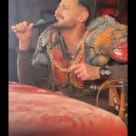 Ramez Galal Instagram - لما كان الضيف بيتاخر عليا 🤔 كنت بسلى نفسي واقفش الحديدة واغني 🎤 😂 كواليس #رامز_موفي_ستار #رامز_جلال