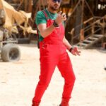 Ramez Galal Instagram - سالوبت احمر وشعر اخضر 🤷‍♂️ فاضلي جزمة صفرا وابقى إشارة مرور 🚦😂 #رامز_موفي_ستار #رامز_جلال